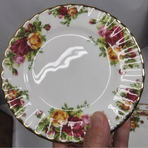 Royal Albert Old Country Rose plate set - Picture 5 of 10